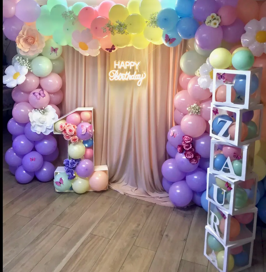 Arche de ballons arc-en-ciel et néon Happy Birthday pour un anniversaire d'enfant