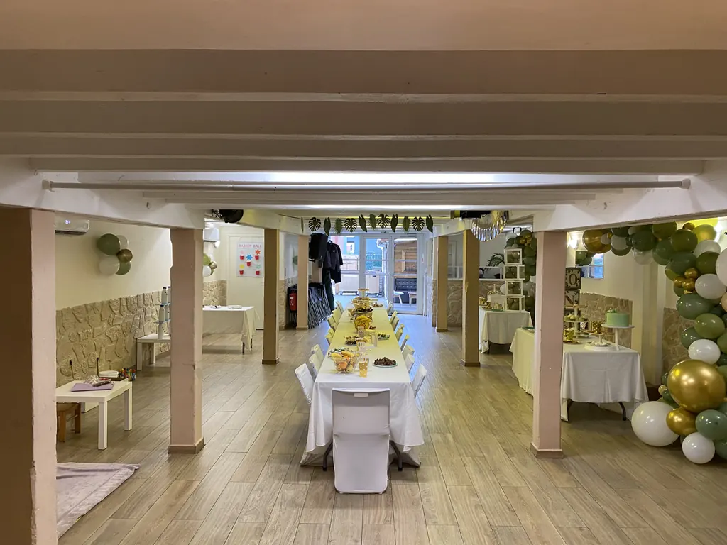 Grande tablée dressée pour un anniversaire d'enfant dans la salle Matecaña