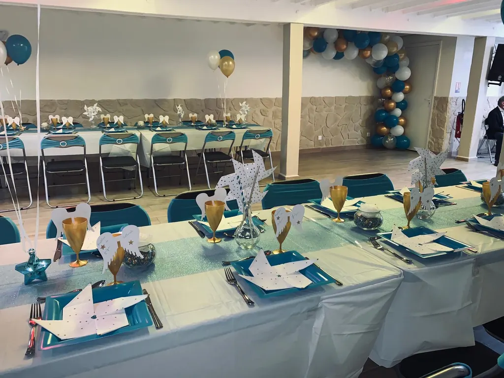 Tables de baptême décorées en bleu canard avec arche de ballons