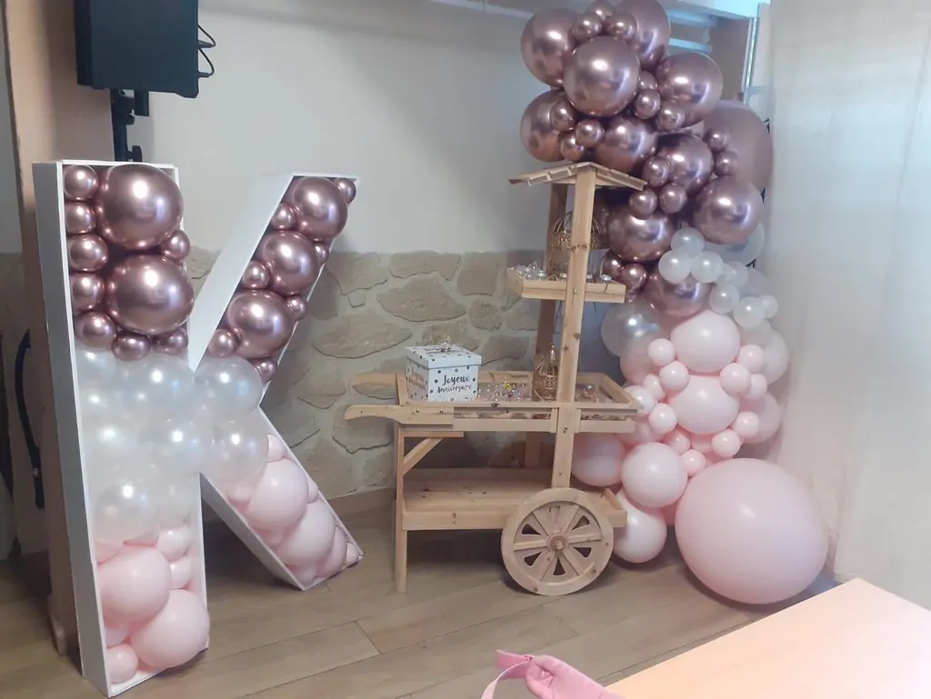 Lettres géantes garnies de ballons roses