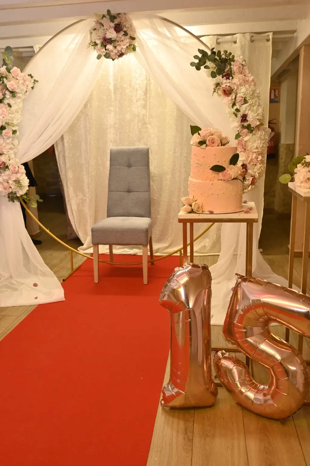 Trône et tapis rouge pour une fête des 15 ans à la salle Matecaña