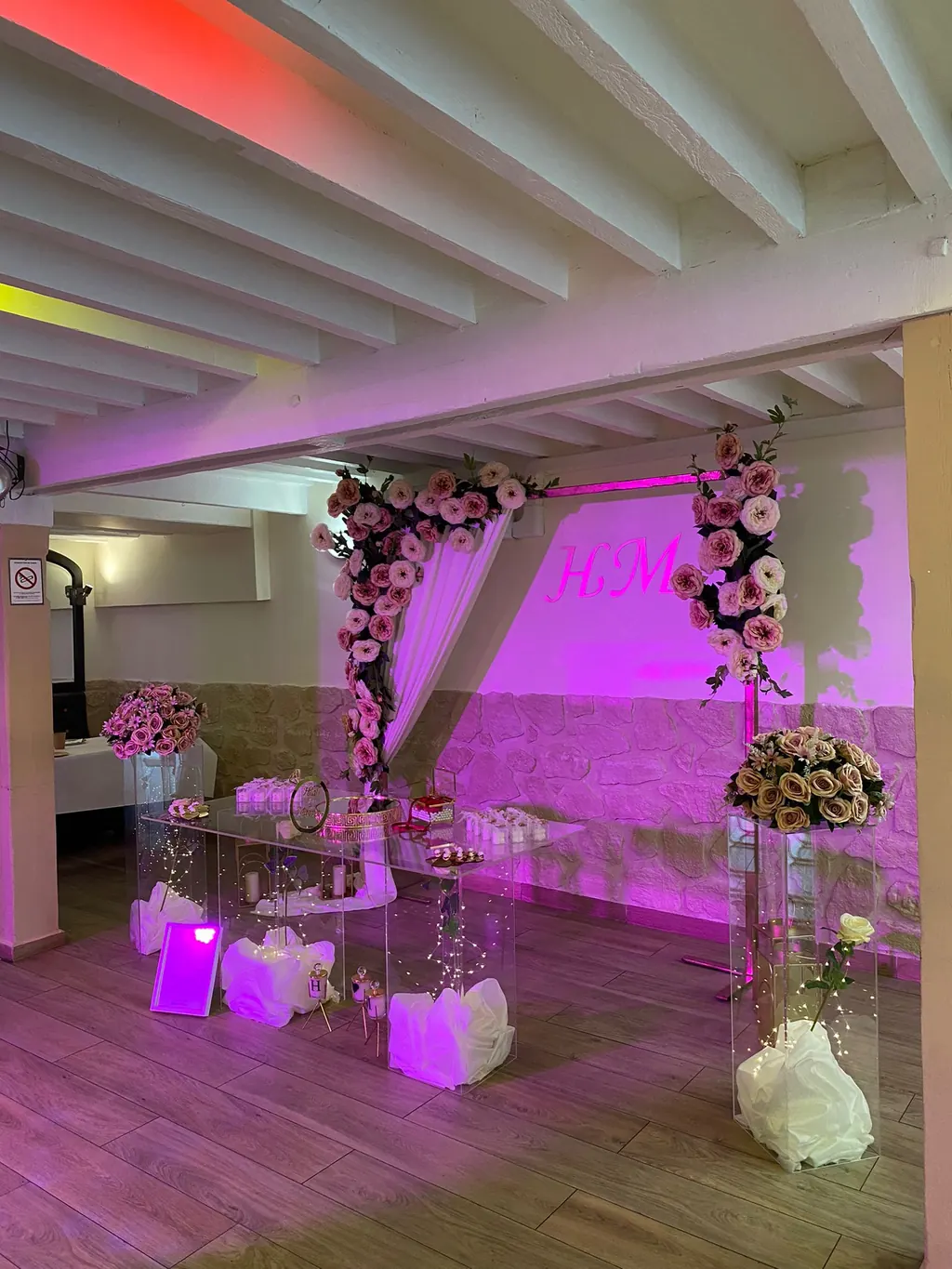 Arche florale et éclairage violet pour des fiançailles