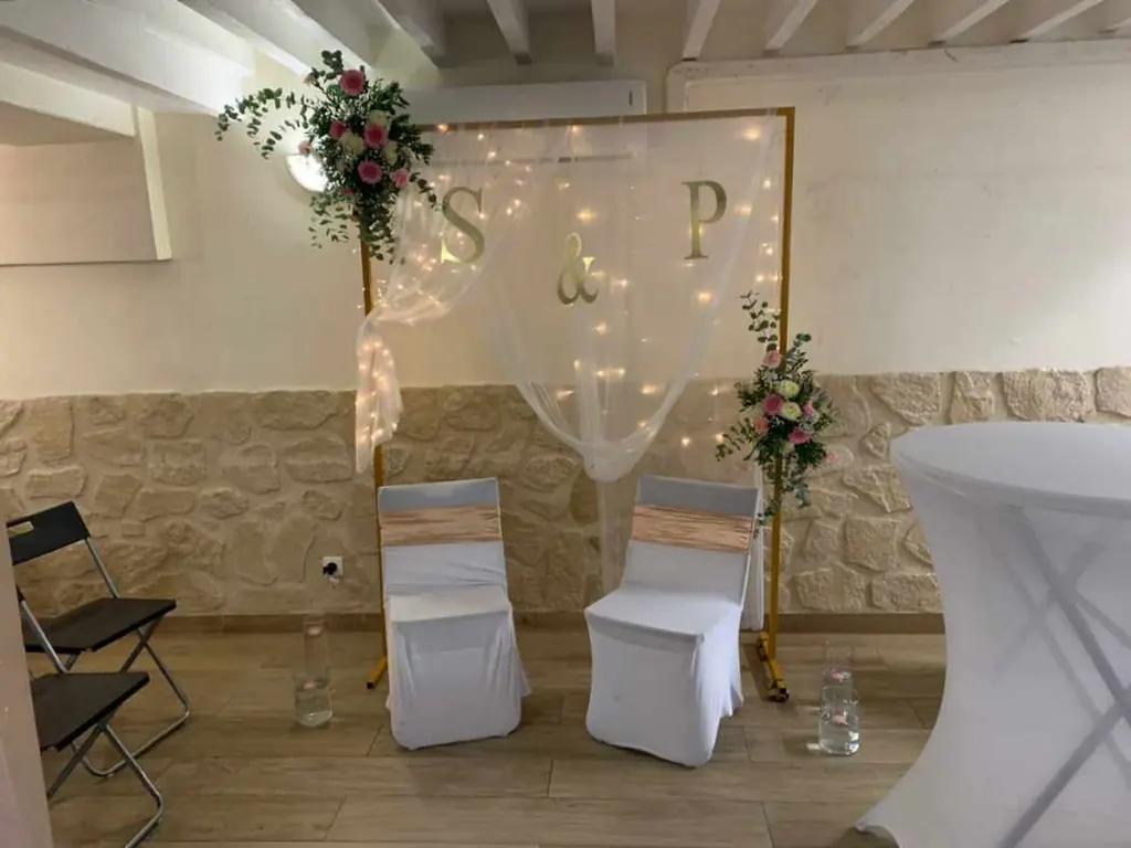 Arche aux initiales des fiancés et fauteuils blancs