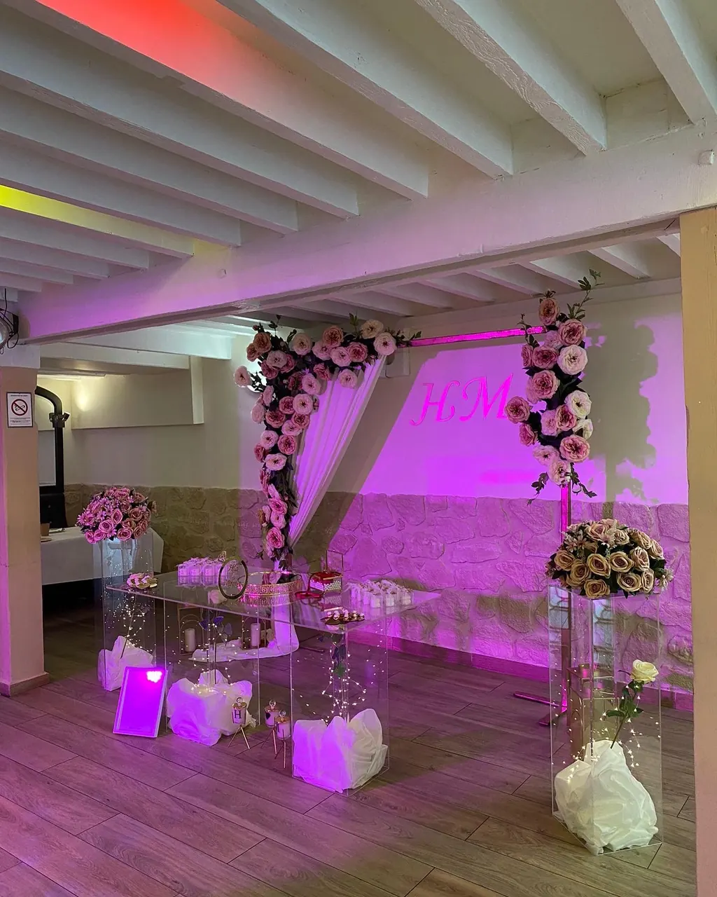 Arche florale et éclairage violet pour des fiançailles