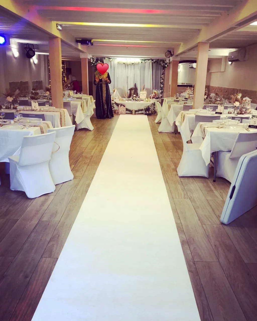 Allée blanche et tables dressées pour un mariage dans la salle Matecaña