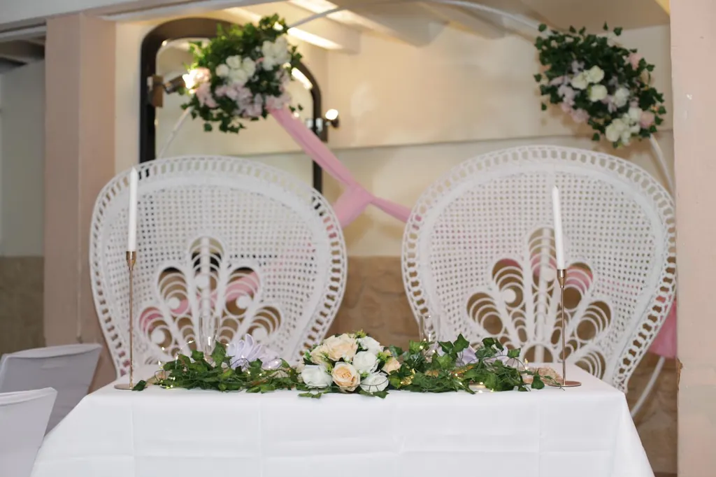Fauteuils des mariés et décoration florale blanche