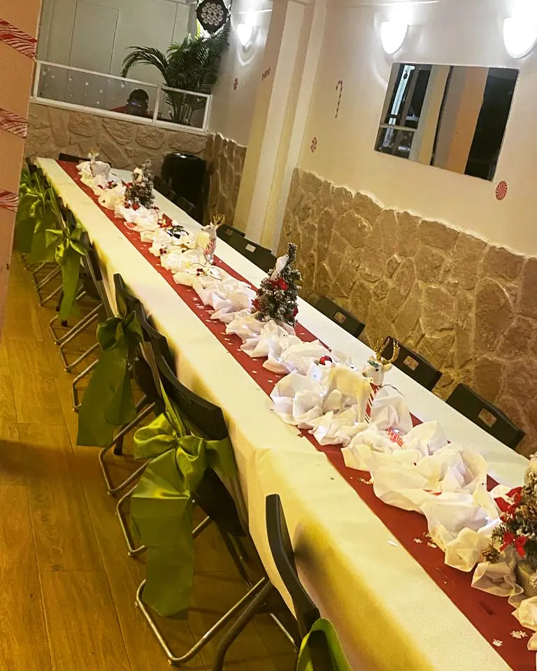 Longue tablée dressée pour un repas de fin d'année