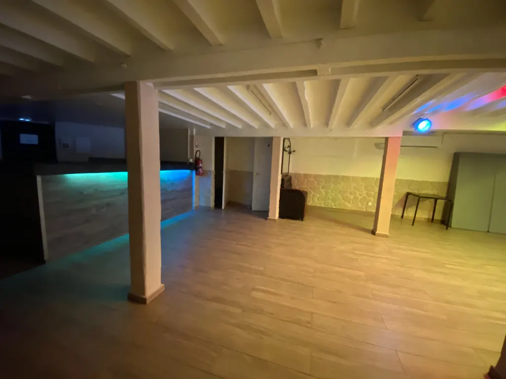Bar de la salle Matecaña éclairé en bleu