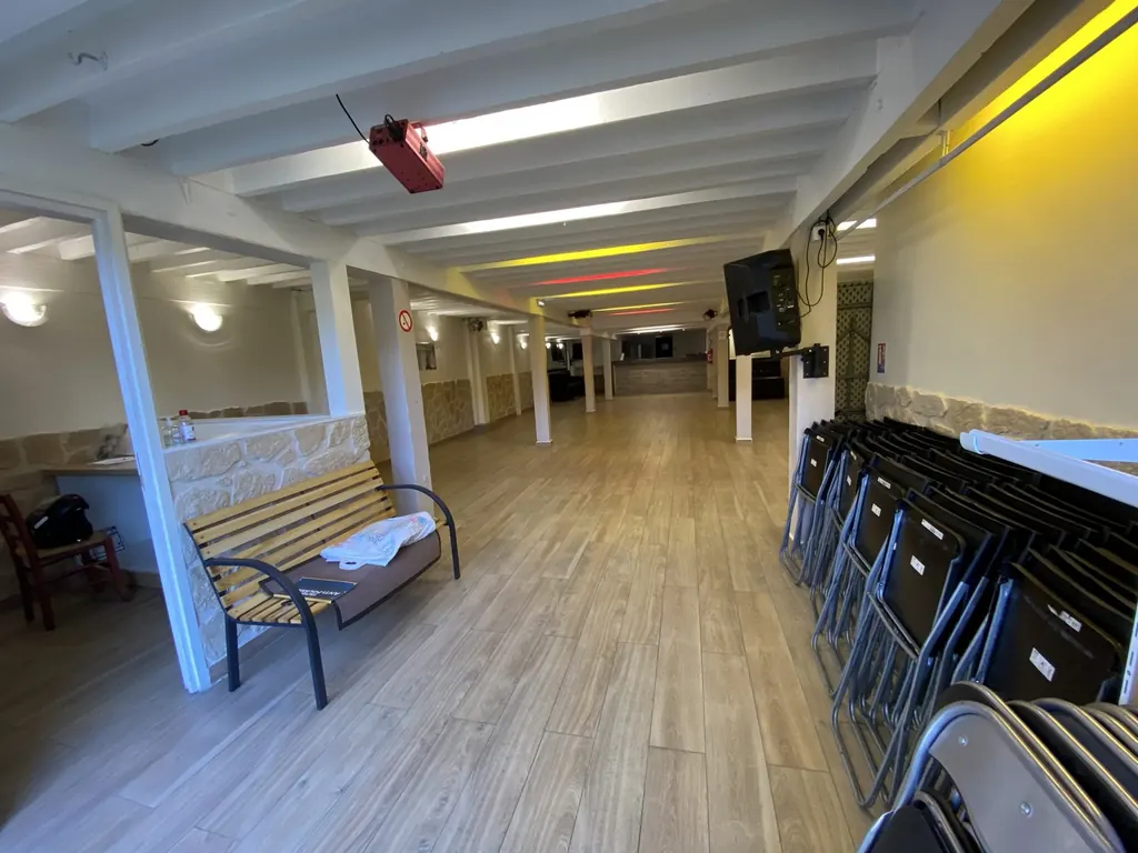 Salle Matecaña équipée de tables et chaises pliantes